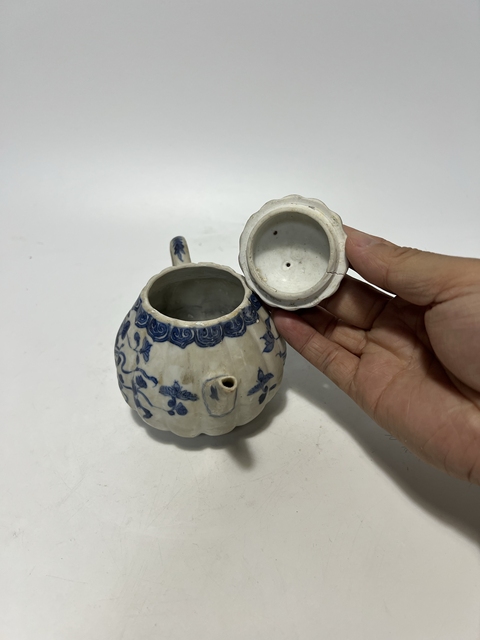古玩陶瓷青花花卉紋瓜棱壺真品鑒賞圖