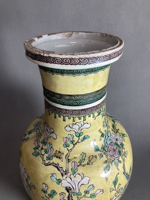 古玩陶瓷清早期黃地素三彩喜上眉梢圖觀音瓶真品鑒賞圖