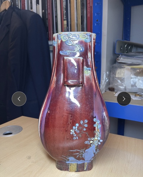 古玩陶瓷紅釉加彩三陽開泰紋貫耳瓶真品鑒賞圖