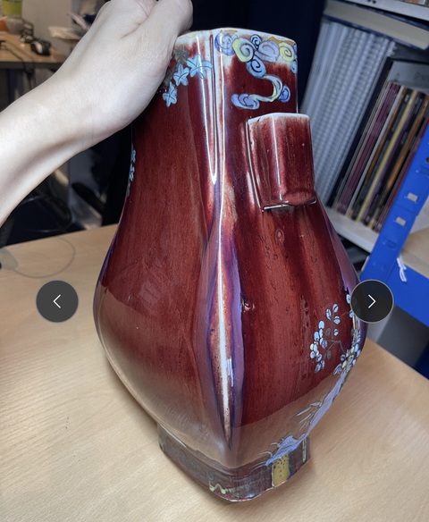 古玩陶瓷紅釉加彩三陽開泰紋貫耳瓶真品鑒賞圖