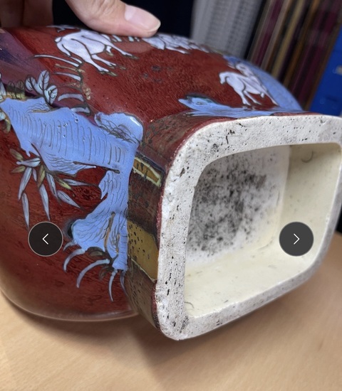 古玩陶瓷紅釉加彩三陽開泰紋貫耳瓶真品鑒賞圖