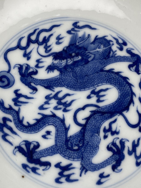 古玩陶瓷青花內火珠龍紋外雙龍趕珠紋盤真品鑒賞圖