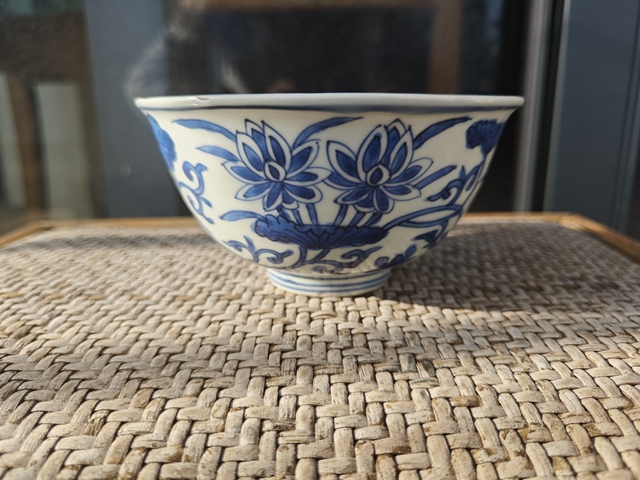 古玩陶瓷明晚期青花纏枝蓮紋深腹碗真品鑒賞圖