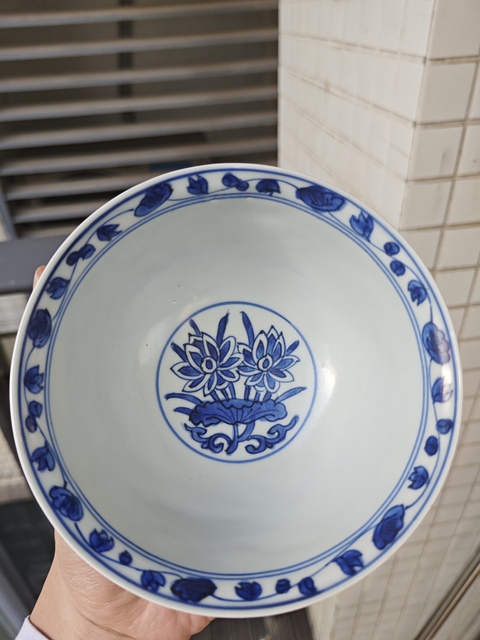 古玩陶瓷明晚期青花纏枝蓮紋深腹碗真品鑒賞圖