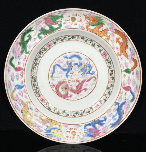古玩陶瓷粉彩龍紋折沿盤真品鑒賞圖