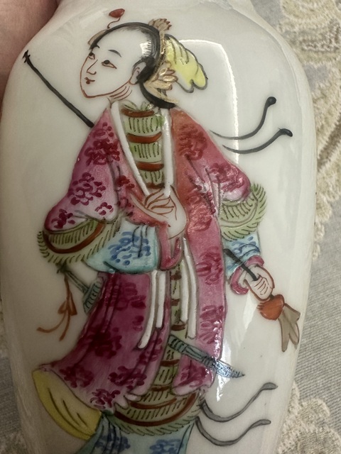 古玩陶瓷無(wú)雙譜粉彩獅耳瓶真品鑒賞圖