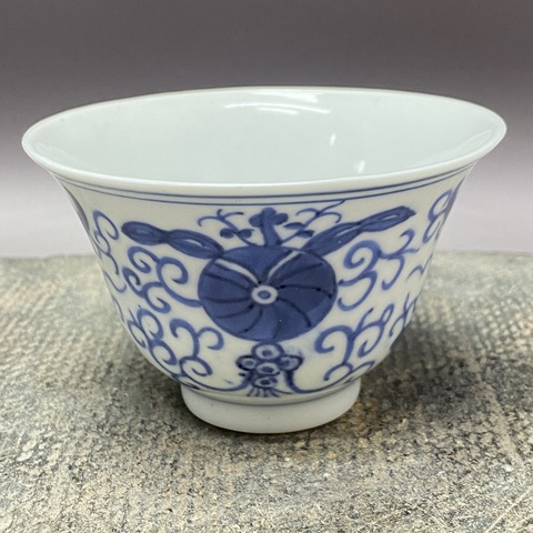 古玩陶瓷花卉紋青花杯真品鑒賞圖