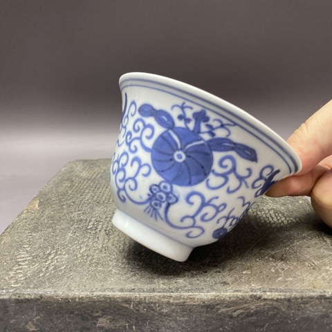 古玩陶瓷花卉紋青花杯真品鑒賞圖