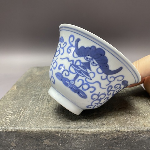 古玩陶瓷花卉紋青花杯真品鑒賞圖