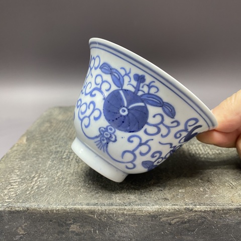 古玩陶瓷花卉紋青花杯真品鑒賞圖