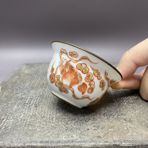 古玩陶瓷獅紋礬紅杯真品鑒賞圖