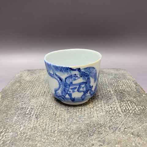 古玩陶瓷清晚期·柳下雙駿·青花杯拍賣,當前價格1900元