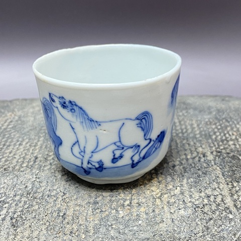 古玩陶瓷清晚期·柳下雙駿·青花杯拍賣,當前價格1900元