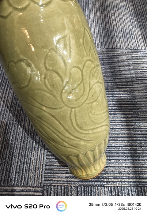 古玩陶瓷明末龍泉刻花瓶真品鑒賞圖