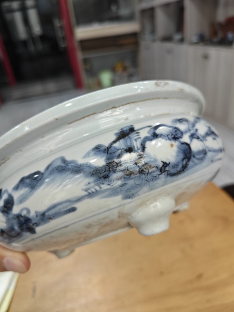 古玩陶瓷德化窯青花山水紋三足香爐真品鑒賞圖