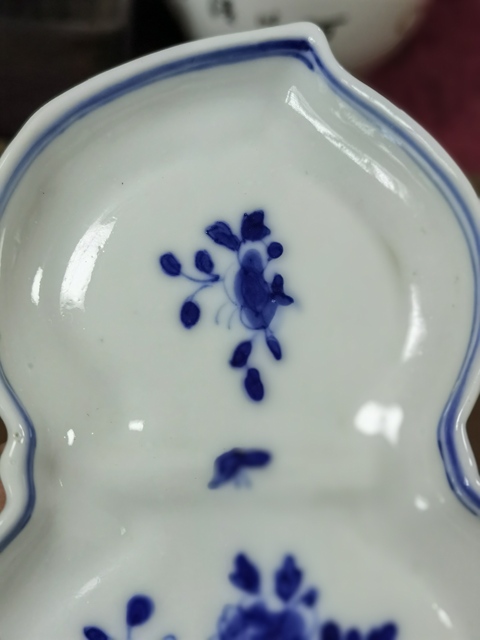 古玩陶瓷花卉紋青花盤真品鑒賞圖