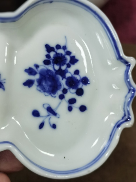 古玩陶瓷花卉紋青花盤真品鑒賞圖