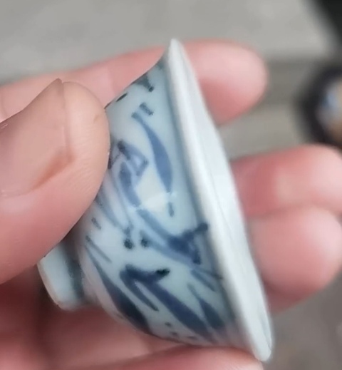 古玩陶瓷魚藻紋青花玉環底杯真品鑒賞圖