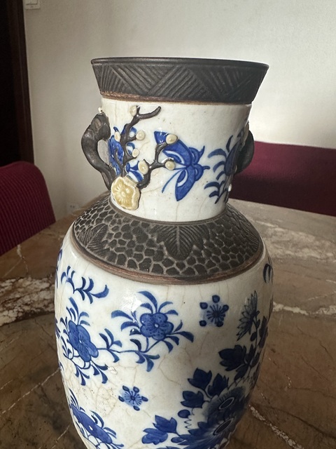 古玩陶瓷哥釉青花花鳥紋雙耳瓶真品鑒賞圖