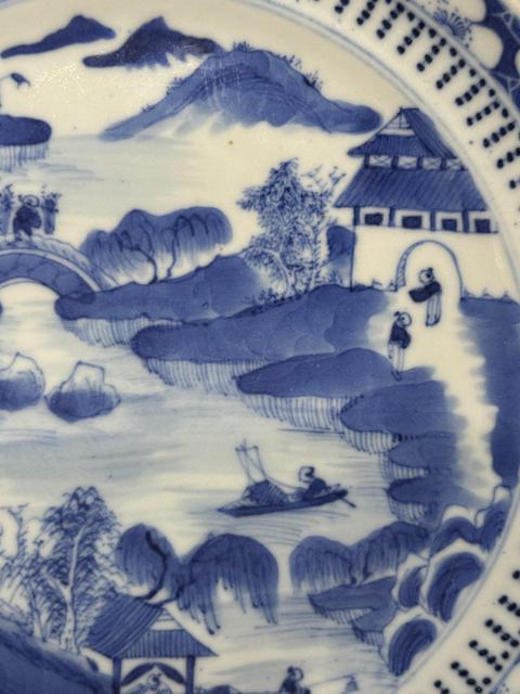 古玩陶瓷清中期青花盤真品鑒賞圖