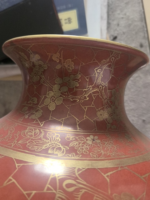 古玩陶瓷珊瑚紅釉描金冰梅紋燈籠瓶真品鑒賞圖