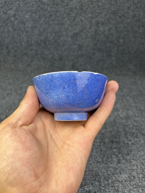 古玩陶瓷撒藍(lán)釉五彩花卉紋茶圓真品鑒賞圖