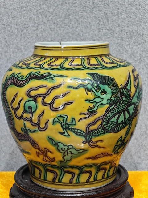 古玩陶瓷黃地綠龍罐真品鑒賞圖