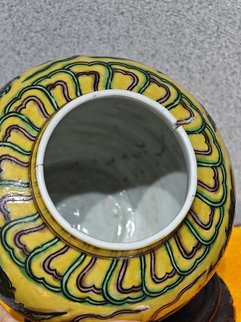 古玩陶瓷黃地綠龍罐真品鑒賞圖