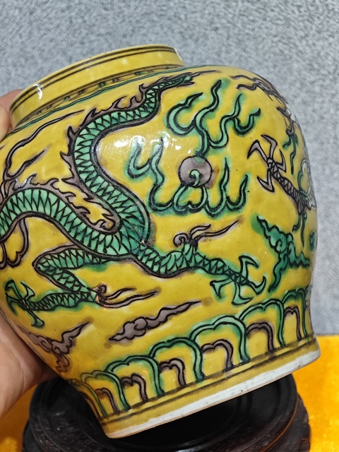古玩陶瓷黃地綠龍罐真品鑒賞圖
