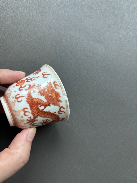 古玩陶瓷礬紅龍紋杯真品鑒賞圖