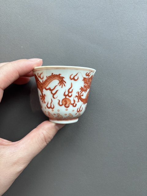 古玩陶瓷礬紅龍紋杯真品鑒賞圖