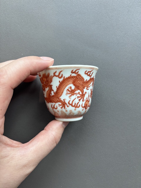 古玩陶瓷礬紅龍紋杯真品鑒賞圖