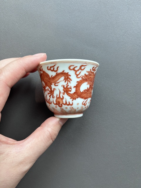 古玩陶瓷礬紅龍紋杯真品鑒賞圖