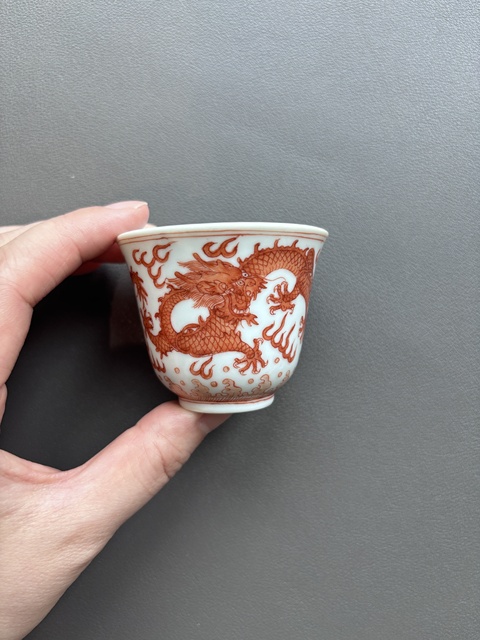 古玩陶瓷礬紅龍紋杯真品鑒賞圖