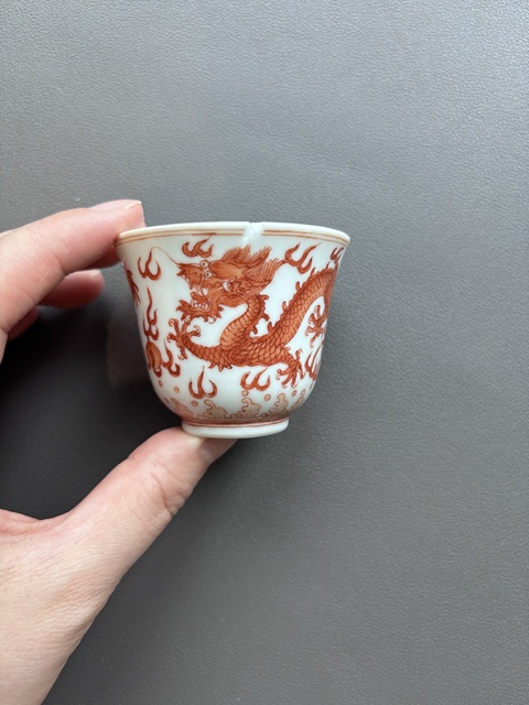 古玩陶瓷礬紅龍紋杯真品鑒賞圖
