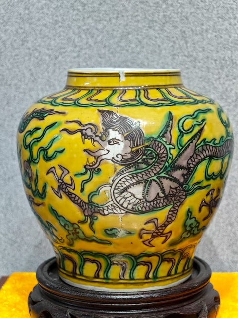古玩陶瓷明萬(wàn)歷黃地龍紋罐真品鑒賞圖