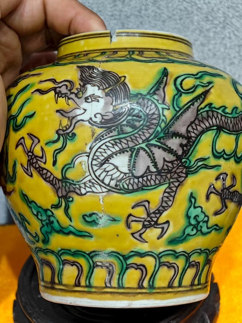古玩陶瓷明萬(wàn)歷黃地龍紋罐真品鑒賞圖