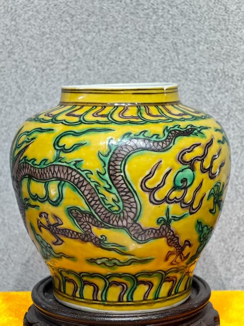 古玩陶瓷明萬(wàn)歷黃地龍紋罐真品鑒賞圖