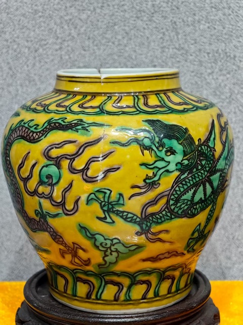 古玩陶瓷明萬(wàn)歷黃地龍紋罐真品鑒賞圖