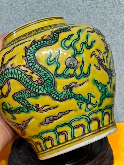 古玩陶瓷明萬(wàn)歷黃地龍紋罐真品鑒賞圖