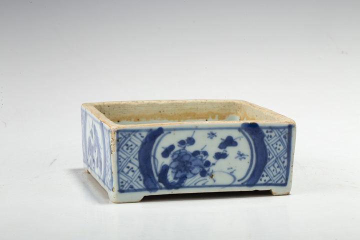 古玩陶瓷清康熙·青花錦地開窗花卉紋四方洗拍賣,當前價格198元