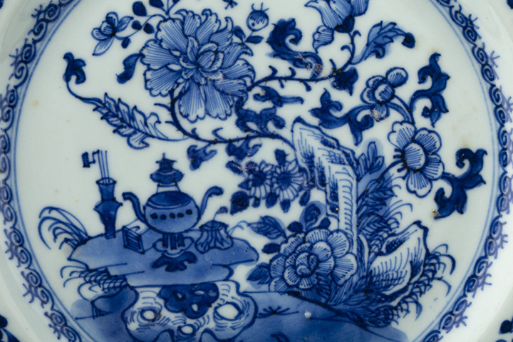 古玩陶瓷清中·青花博古花卉紋折沿盤拍賣,當前價格1848元