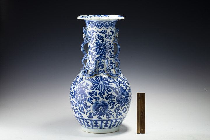 古玩陶瓷清中晚·青花纏枝花卉三多紋龍耳花口瓶拍賣，當前價格4944元