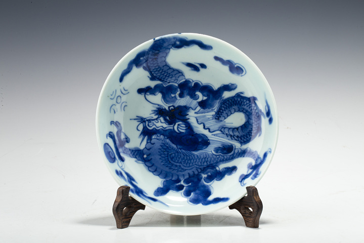 古玩陶瓷清雍正·青花過(guò)墻龍紋盤拍賣，當(dāng)前價(jià)格2268元