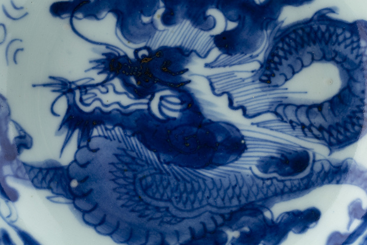 古玩陶瓷清雍正·青花過(guò)墻龍紋盤拍賣，當(dāng)前價(jià)格2268元