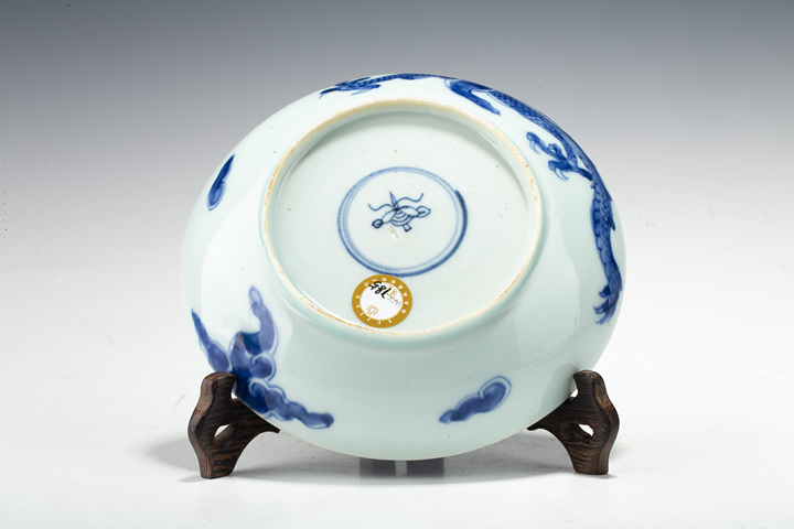 古玩陶瓷清雍正·青花過(guò)墻龍紋盤拍賣，當(dāng)前價(jià)格2268元