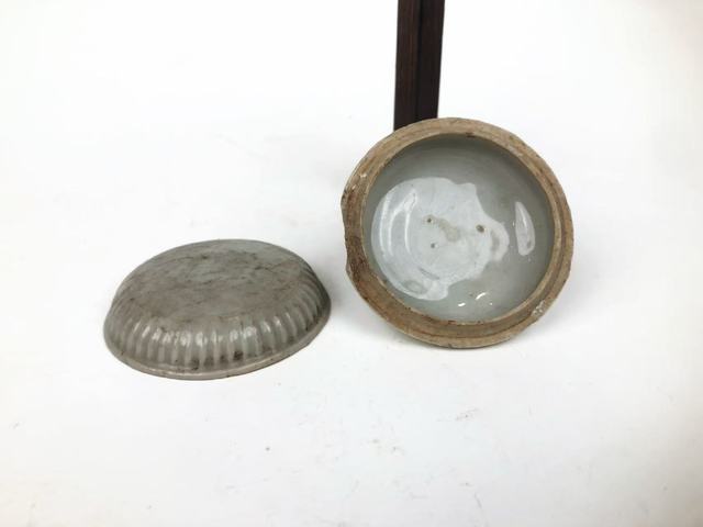 古玩陶瓷明代·白釉花口蓋盒拍賣，當前價格399元