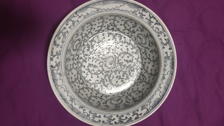 古玩陶瓷青花淡描花卉紋折沿盆真品鑒賞圖