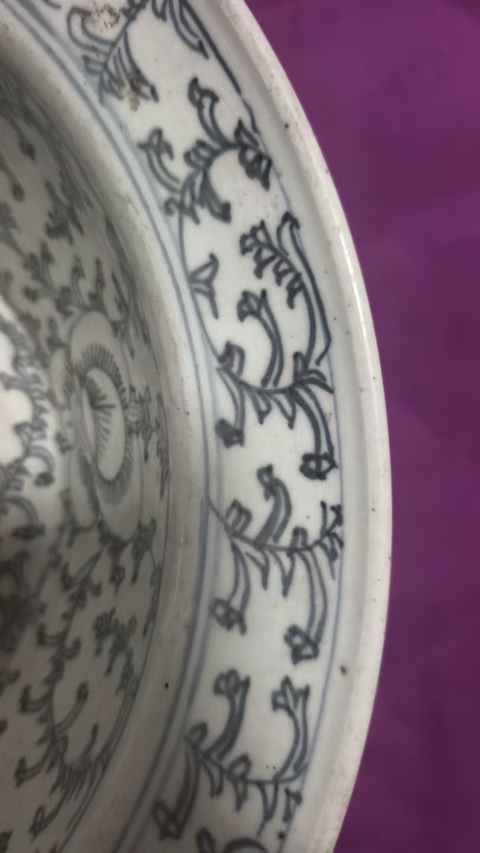 古玩陶瓷青花淡描花卉紋折沿盆真品鑒賞圖