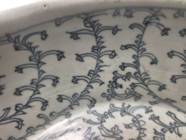 古玩陶瓷青花淡描花卉紋折沿盆真品鑒賞圖